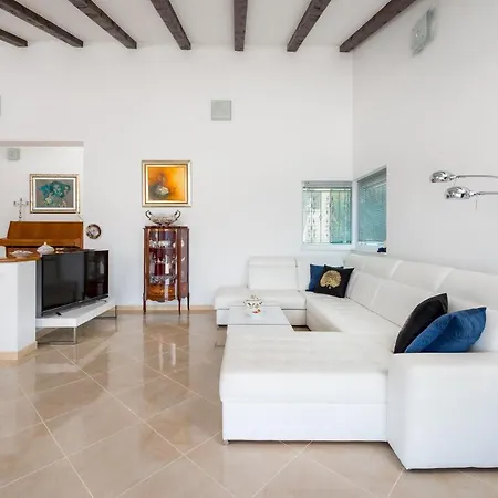 Dea Villa *